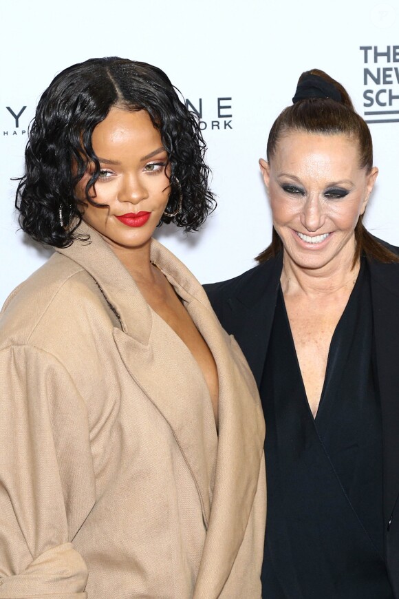 Rihanna et la créatrice Donna Karan assistent à la 69e édition du Parsons Benefit au Pier 60 à New York, le 22 mai 2017