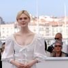 Elle Fanning (en robe Alexander McQueen) au photocall du film "Les Proies" lors du 70ème Festival International du Film de Cannes, France, le 24 mai 2017. © Borde-Jacovides-Moreau/Bestimage