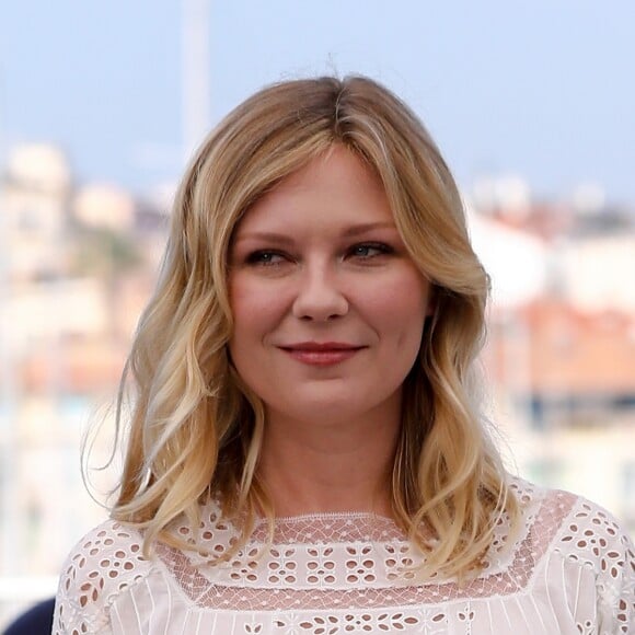 Kirsten Dunst (en robe Loewe) au photocall du film "Les Proies" lors du 70ème Festival International du Film de Cannes, France, le 24 mai 2017. © Borde-Jacovides-Moreau/Bestimage