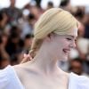 Elle Fanning (en robe Alexander McQueen) au photocall du film "Les Proies" lors du 70ème Festival International du Film de Cannes, France, le 24 mai 2017. © Borde-Jacovides-Moreau/Bestimage