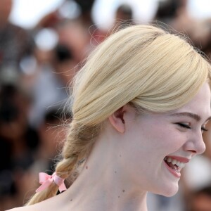 Elle Fanning (en robe Alexander McQueen) au photocall du film "Les Proies" lors du 70ème Festival International du Film de Cannes, France, le 24 mai 2017. © Borde-Jacovides-Moreau/Bestimage