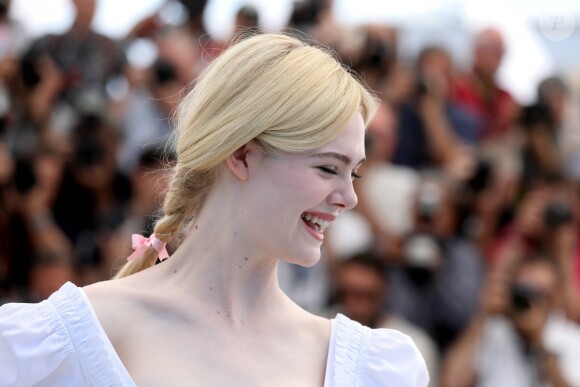Elle Fanning (en robe Alexander McQueen) au photocall du film "Les Proies" lors du 70ème Festival International du Film de Cannes, France, le 24 mai 2017. © Borde-Jacovides-Moreau/Bestimage