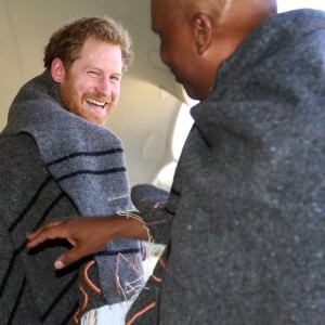 Le prince Harry et le prince Seeiso du Lesotho se voient offrir une couverture traditionnelle à l'occasion de l'inauguration du centre pour enfants Sentebale Mamohato à Thaba Bosiu, le 26 novembre 2015, au Lesotho.