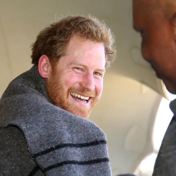 Le prince Harry et le prince Seeiso du Lesotho se voient offrir une couverture traditionnelle à l'occasion de l'inauguration du centre pour enfants Sentebale Mamohato à Thaba Bosiu, le 26 novembre 2015, au Lesotho.
