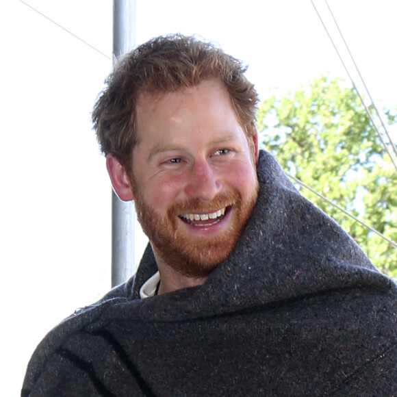 Le prince Harry et le prince Seeiso du Lesotho se voient offrir une couverture traditionnelle à l'occasion de l'inauguration du centre pour enfants Sentebale Mamohato à Thaba Bosiu, le 26 novembre 2015, au Lesotho.