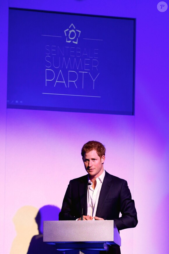 Le prince Harry fait un discours lors de la soirée Sentebale summer party au Dorchester Hotel à Londres le 7 mai 2014.