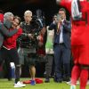 Jose Mourinho heureux avec son fils Jose Mario lors de la victoire de Manchester United en finale de l'Europa League le 24 mai 2017 à la Friends Arena de Stockholm. Un succès dédié aux victimes de l'attentat perpétré deux jours plus tôt à la fin d'un concert d'Ariana Grande à Manchester.