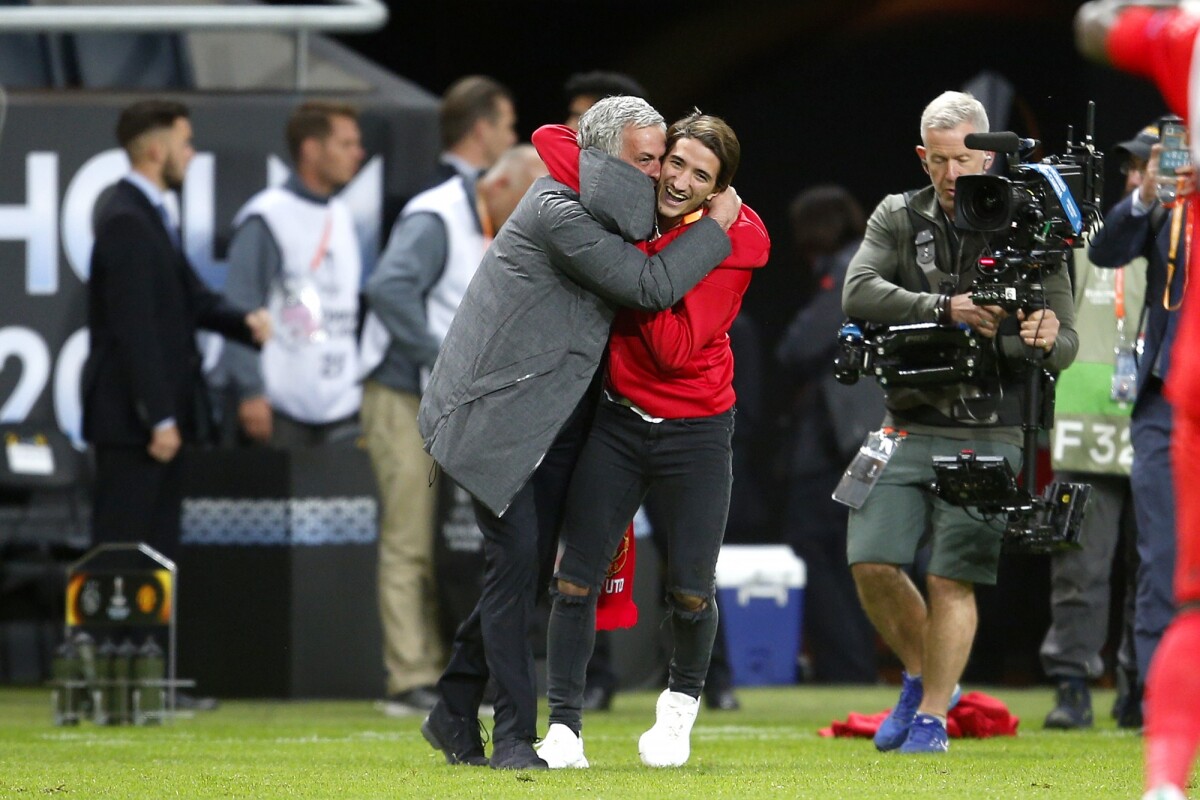 Photo Jose Mourinho Heureux Avec Son Fils Jose Mario Lors De La Victoire De Manchester United 