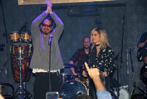 Exclusif - Chris Cornell a rejoint sur scène Anna Vissi le temps d'une chanson lors d'un concert à Athènes le 6 avril 2017.