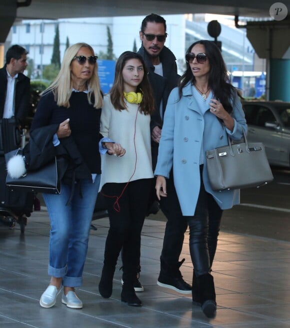 Exclusif - Chris Cornell, sa femme Vicky Karayiannis et leur fille Toni Cornell arrivent à Athènes en Grèce pour assister au concert d'Anna Vissi, le 6 avril 2017.