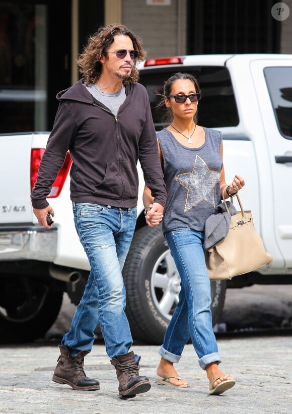 Chris Cornell et sa femme Vicky Karayiannis se promènent a New York, le 3 octobre 2013.