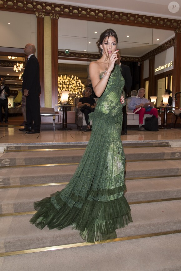 Semi-exclusif - Iris Mittenaere (Miss France et Miss Univers 2016), en robe Jean Paul Gaultier et parée de bijoux Messika, à l'hôtel Majestic Barrière lors du 70e Festival International du Film de Cannes, le 24 mai 2017, prête pour la montée des marches. © Pierre Perusseau/Bestimage