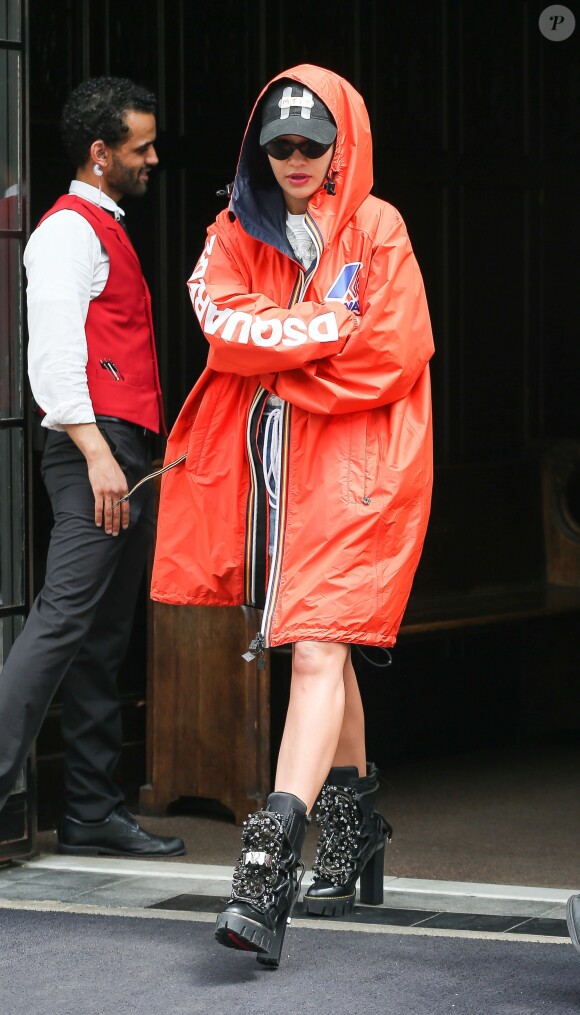 Rita Ora quitte l'hôtel Bowery à New York, emmitouflée dans une parka K-Way rouge et une casquette sur la tête. Le 1er mai 2017