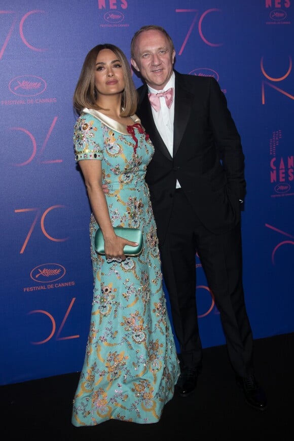 Salma Hayek et son mari François-Henri Pinault - Photocall du dîner des 70 ans du Festival International du Film de Cannes. Le 23 mai 2017. © Borde-Jacovides-Moreau / Bestimage