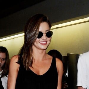 Miranda Kerr prend l'avion à l'aéroport de Los Angeles avec son nouveau petit-ami Evan Spiegel, le 12 août 2015.