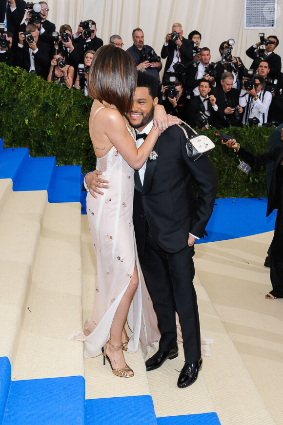 The Weeknd (Abel Tesfaye) et sa compagne Selena Gomez au MET 2017 Costume Institute Gala sur le thème de "Rei Kawakubo/Comme des Garçons: Art Of The In-Between" à New York. Le 1er mai 2017 © Christopher Smith / Zuma Press / Bestimage