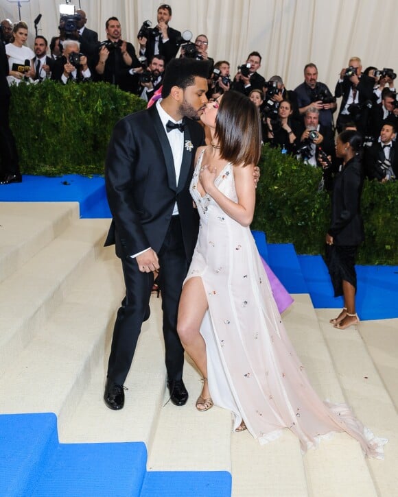 The Weeknd (Abel Tesfaye) et sa compagne Selena Gomez au MET 2017 Costume Institute Gala sur le thème de "Rei Kawakubo/Comme des Garçons: Art Of The In-Between" à New York. Le 1er mai 2017 © Christopher Smith / Zuma Press / Bestimage