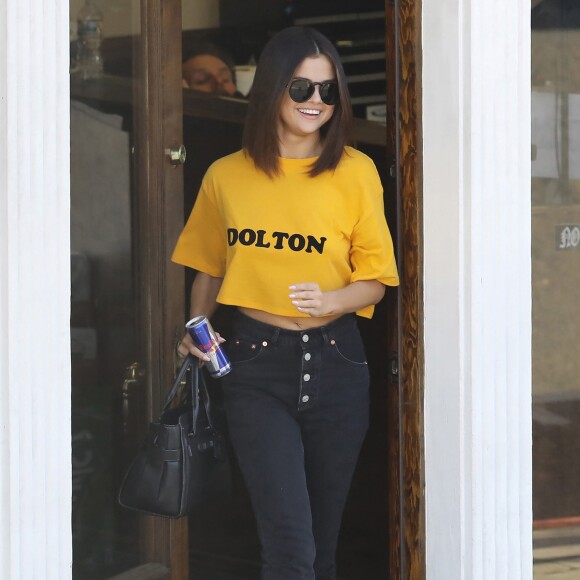 Exclusif - Selena Gomez à la sortie du salon de tatouage Shamrock Tattoo à West Hollywood. Selena fait partie du Semicolon Project, un tatouage point-virgule pour lutter contre la dépression. Un point-virgule sur le poignet. Voilà une nouvelle mode de tatouage qui a un sens. Ce phénomène a pour objectif de redonner confiance aux personnes traversant des périodes difficiles dans leur vie. Ce symbole, une virgule « ininterrompue », signifie donc qu'il ne faut pas abandonner le combat, que la vie vaut la peine d’être vécue! Le 9 avril 2017