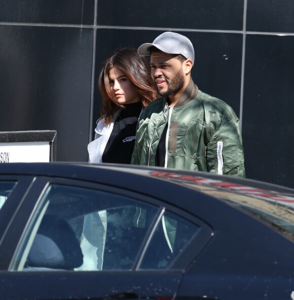 Exclusif - Selena Gomez se promène avec son compagnon The Weeknd dans les rues de Toronto. Les amoureux logent au même endroit où Selena est restée avec son ex J.Bieber lors de sa dernière visite! Le 18 mars 2017 © CPA/Bestimage