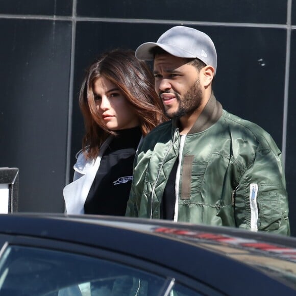 Exclusif - Selena Gomez se promène avec son compagnon The Weeknd dans les rues de Toronto. Les amoureux logent au même endroit où Selena est restée avec son ex J.Bieber lors de sa dernière visite! Le 18 mars 2017 © CPA/Bestimage