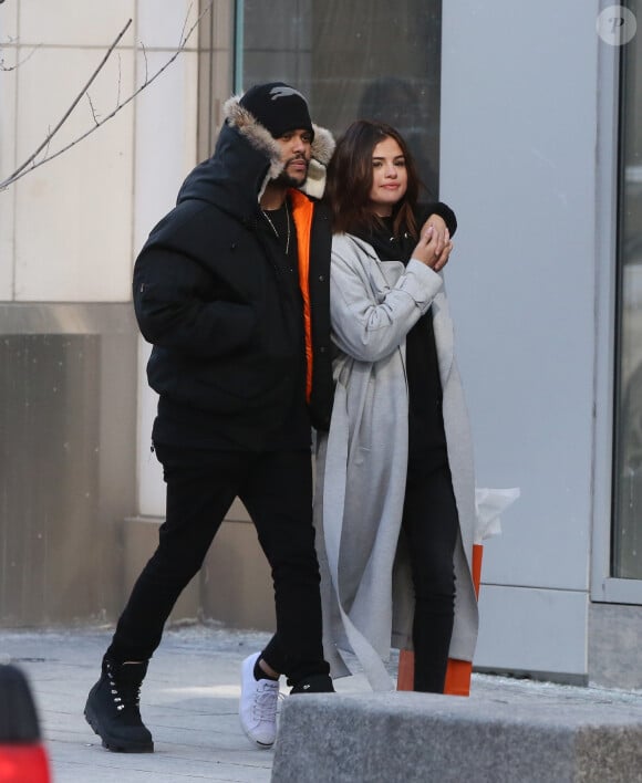 Exclusif - Selena Gomez et son compagnon The Weeknd (Abel Tesfaye) font du shopping en amoureux sur Bloor Street à Toronto, le 16 mars 2017. Le couple est allé chez Gucci et chez Holt Renfrew. Ils semblent très amoureux. © CPA/Bestimage