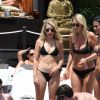 Lottie Moss, Emily Blackwell, et des amis au club La Sala à Marbella, le 27 mai 2017.  May 27th, 2017. Lottie Moss and Emily Blackwell seen at La Sala in Marbella. Lottie was seen flashing her toned body in a black two piece bikini as she sunk cocktails and smoked multiple cigarettes.27/05/2017 - Marbella