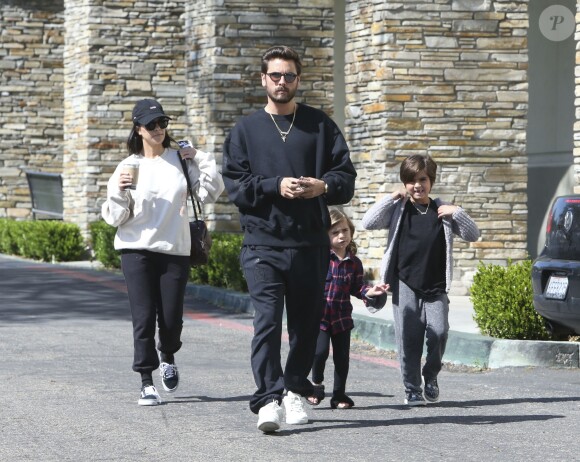 Kourtney Kardashian et Scott Disick emmènent leurs enfants Mason et Penelope au cinéma à Calabasas. Le couple, séparé depuis 2015, se retrouve de temps en temps pour la plus grande joie de leurs enfants. La petite famille revient tout juste de vacances à Hawaii! Le 8 avril 2017