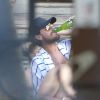 Exclusif - Scott Disick boit des bières en charmante compagnie dans la piscine d'un club de Miami le 31 janvier 2017. Il semble très proche d'une jeune et jolie blonde qui sirote du champagne quand Scott enchaine les Heineken, une bière française !
