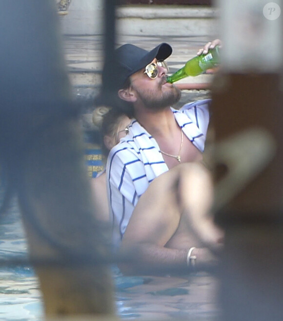Exclusif - Scott Disick boit des bières en charmante compagnie dans la piscine d'un club de Miami le 31 janvier 2017. Il semble très proche d'une jeune et jolie blonde qui sirote du champagne quand Scott enchaine les Heineken, une bière française !