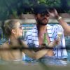Exclusif - Scott Disick boit des bières en charmante compagnie dans la piscine d'un club de Miami le 31 janvier 2017.