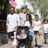 Kourtney Kardashian et son ex compagnon Scott Disick se promènent avec leurs enfants Mason, Penelope et Reign à Santa Barbara le 19 juin 2016.