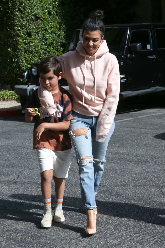 Kourtney Kardashian accompagne son fils Mason Disick à l'école à Woodland Hills, le 16 mai 2017