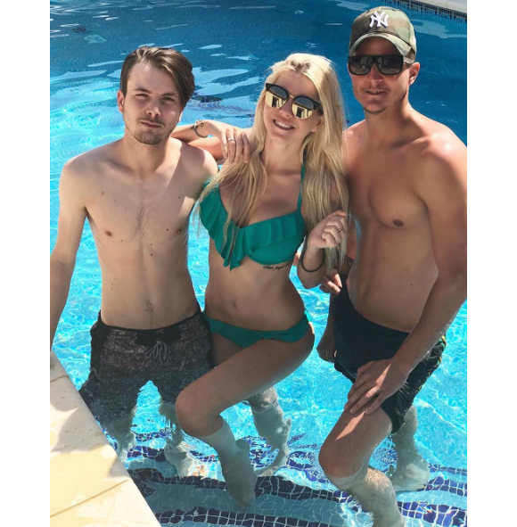Jessica Thivenin entourée de ses frères Logan et Bradley. Mai 2017.