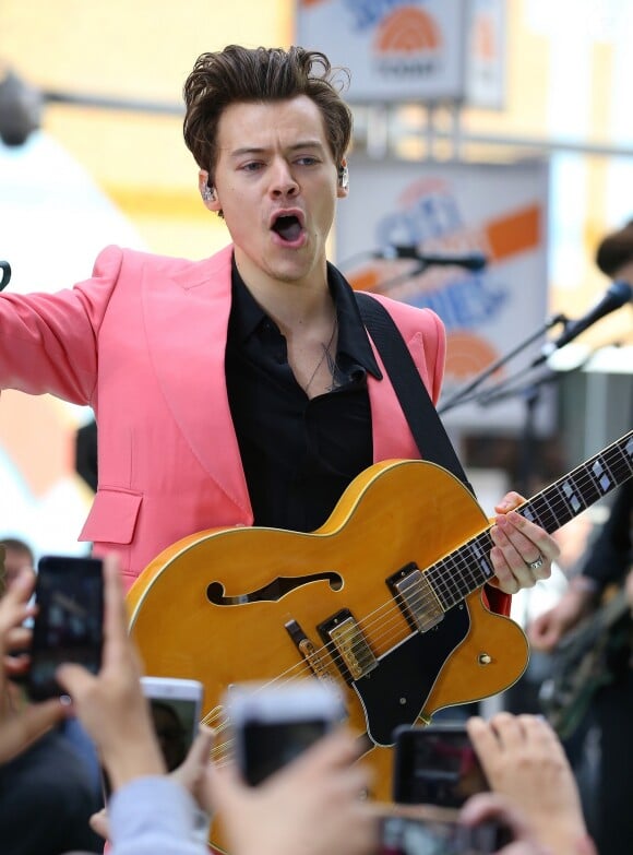 Harry Styles lors d'un concert en plein air pendant une émission télévisée du matin à New York, le 9 mai 2017