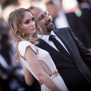 Asghar Farhadi et Lily-Rose Depp - Montée des marches du film "Les Fantômes d'Ismaël" lors de la cérémonie d'ouverture du 70ème Festival International du Film de Cannes. Le 17 mai 2017 © Borde-Jacovides-Moreau / Bestimage