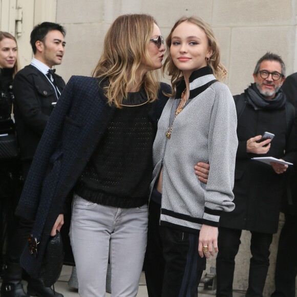 Vanessa Paradis et sa fille Lily-Rose Depp - Défilé de mode prêt-à-porter automne-hiver 2017/2018 "Chanel" au Grand Palais à Paris. Le 7 mars 2017 © CVS-Veeren / Bestimage