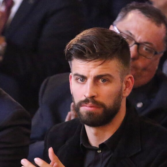 Gerard Piqué reçoit le prix du meilleur athlète catalan lors d'une cérémonie à Barcelone le 25 janvier 2016.