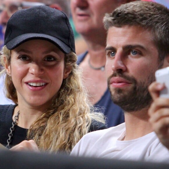 Shakira enceinte et son compagnon Gerard Pique assistent au quart de finale de la coupe du monde de basket entre la Slovénie et les États-Unis à Barcelone en Espagne le 9 septembre 2014.