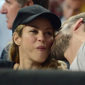 Shakira enceinte et son compagnon Gerard Pique assistent au quart de finale de la coupe du monde de basket entre la Slovénie et les États-Unis à Barcelone en Espagne le 9 septembre 2014.