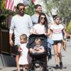 Kourtney Kardashian et son ex compagnon Scott Disick se promènent avec leurs enfants Mason, Penelope et Reign à Santa Barbara le 19 juin 2016.