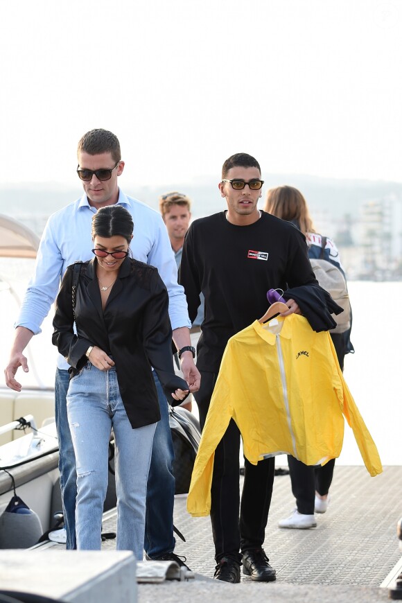 Kourtney Kardashian et son compagnon Younes Bendjima arrive en bateau à Antibes lors du 70ème Festival International du Film de Cannes, le 25 mai 2017