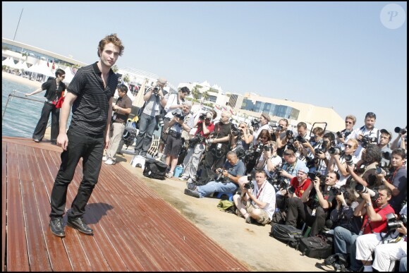 Robert Pattinson sur la plage du Majestic lors du 62e Festival de Cannes le 19 mai 2009
