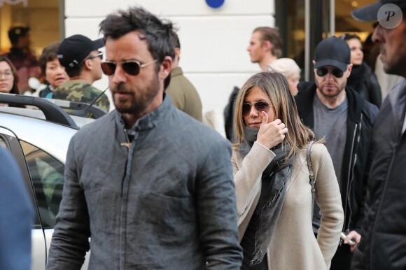 Jennifer Aniston et son mari Justin Theroux sortent de la boutique Colette après avoir fait du shopping à Paris le 14 avril 2017.