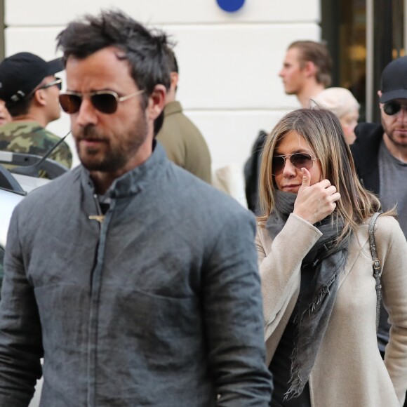 Jennifer Aniston et son mari Justin Theroux sortent de la boutique Colette après avoir fait du shopping à Paris le 14 avril 2017.