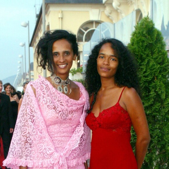 Karine et sa soeur Virginie Silla à Cabourg en 2003.