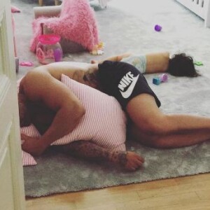 Amel Bent publie une photo de son mari Patrick et sa fille Sofia assoupis sur Instagram, le 1er juin 2017.