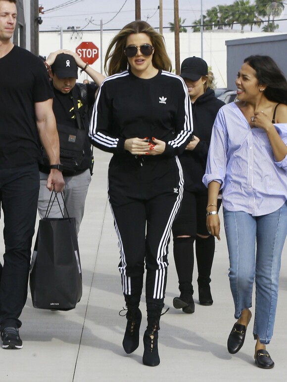 Khloe Kardashian porte un jogging Adidas et des bottines à talons à la sortie d'un studio d’enregistrement à Culver City, le 6 avril 2017