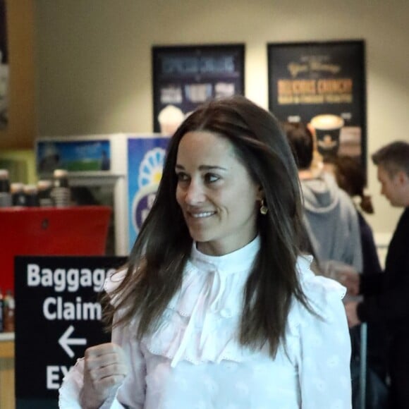 Pippa Middleton et son mari James Matthews arrivent à l'aéroport de Sydney, le 31 mai 2017.