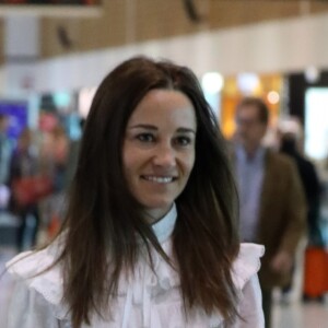 Pippa Middleton et son mari James Matthews arrivent à l'aéroport de Sydney, le 31 mai 2017.