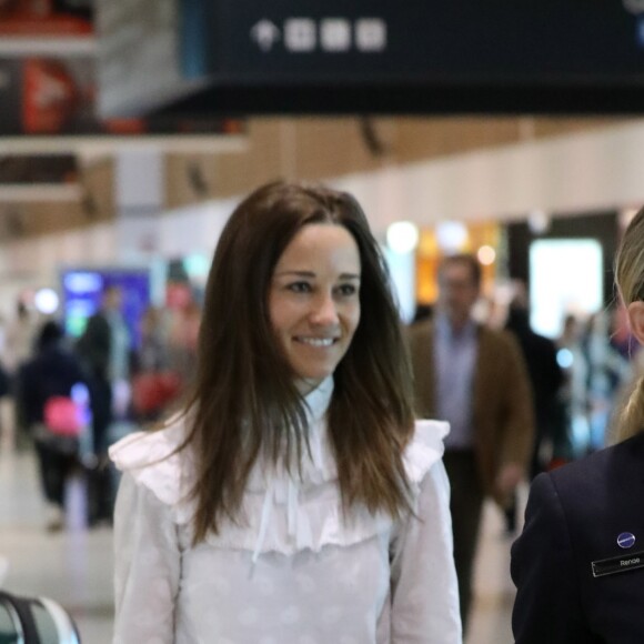 Pippa Middleton et son mari James Matthews arrivent à l'aéroport de Sydney, le 31 mai 2017.